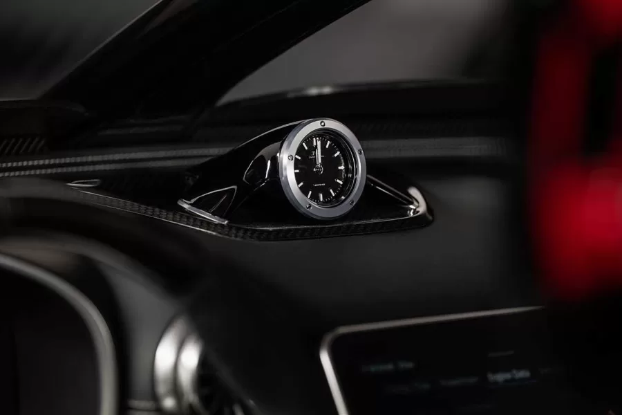 O design do Mercedes-AMG PureSpeed Concept inclui várias homenagens a modelos lendários da marca. Os dois suportes traseiros atrás dos assentos lembram carros de corrida como o 300 SLR de 1955.