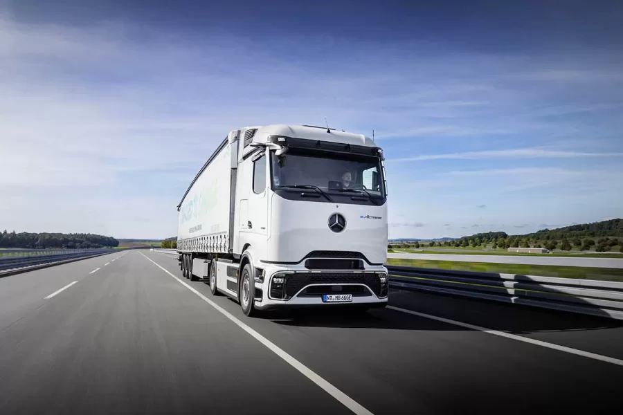 O eActros 600 é um caminhão de transporte de longo percurso movido a bateria, com capacidade de mais de 600 quilowatts-hora, permitindo uma autonomia de 500 km sem recarga.