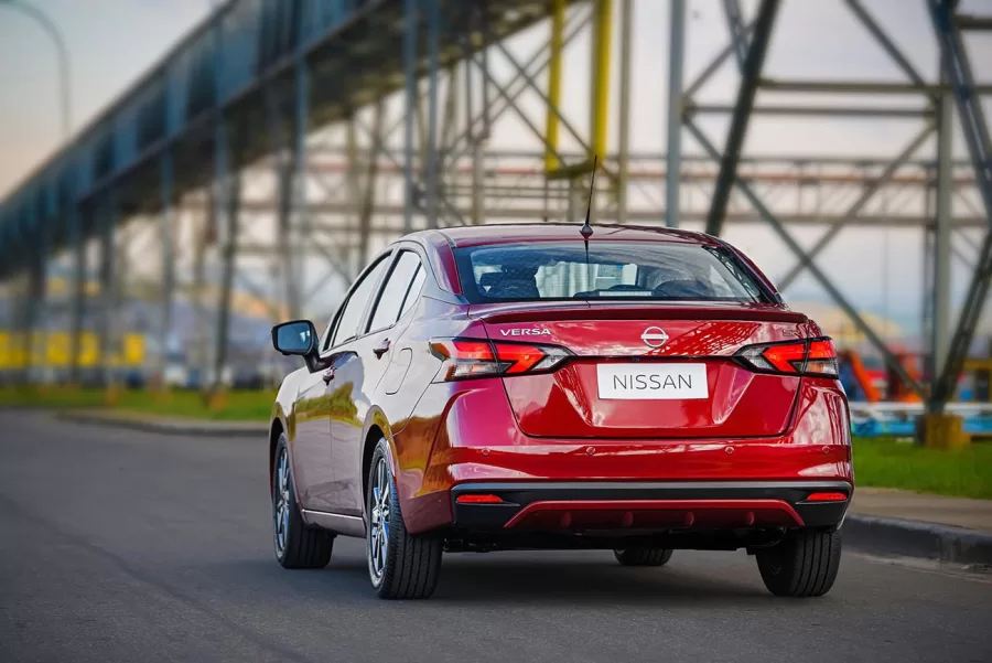 O consumo do Versa SR é de 8,1 km/l na cidade com álcool e 15 km/l na estrada com gasolina, oferecendo um bom equilíbrio entre performance e economia.