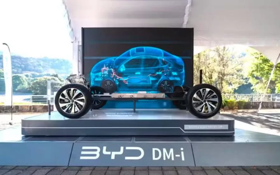 A transição para a plataforma DM-i indica um alinhamento com tecnologias mais recentes e eficientes, visando a competitividade no mercado chinês.