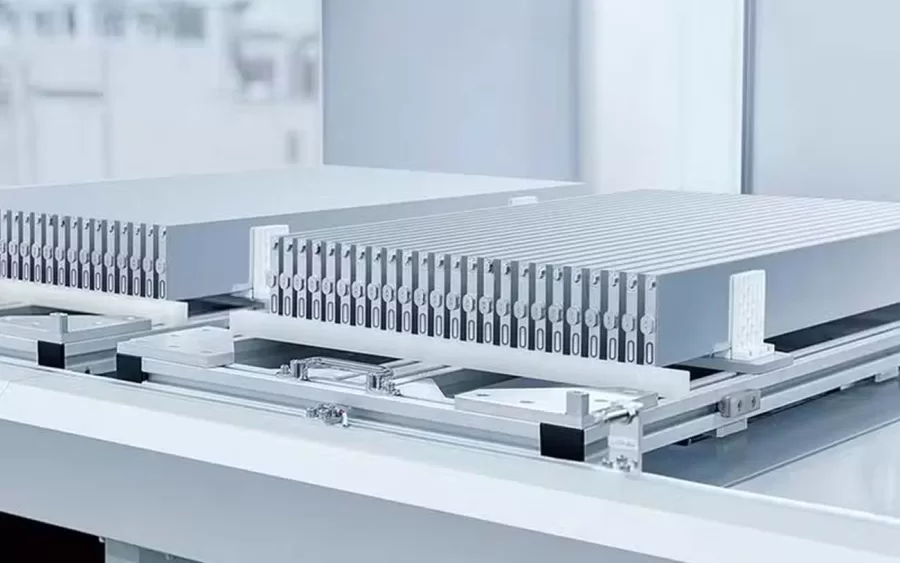 A nova bateria da Toyota utiliza materiais avançados que melhoram a capacidade de retenção de carga e reduzem o risco de degradação ao longo do tempo.