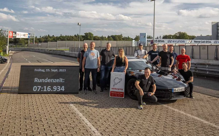 No icônico circuito de Nürburgring, o carro mostrou um desempenho superior, superando o modelo anterior. Jörg Bergmeister completou uma volta em 7 minutos e 16 segundos.