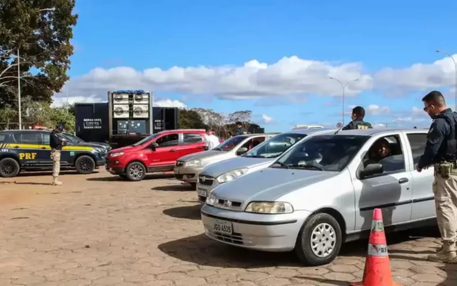 A Polícia Rodoviária Federal vai reforçar a fiscalização nas rodovias federais durante o feriado de Corpus Christi. A operação começa na quarta-feira, 29 de maio, e se estenderá até domingo, 2 de junho - Foto: Antônio Cruz/Agência Brasil