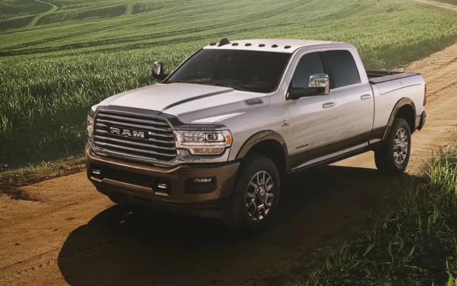 Ram 3500: Com força e tecnologia, a Ram 3500 integra a linha de picapes grandes da marca, ajudando a garantir 74% do segmento no Brasil nos primeiros meses de 2025.