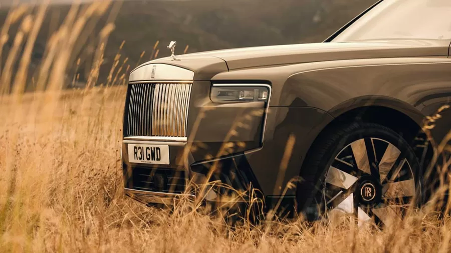 A Rolls-Royce posiciona seus veículos como refúgios do cotidiano, promovendo uma experiência que transcende a funcionalidade básica do transporte, com um aumento de preço no Série II.