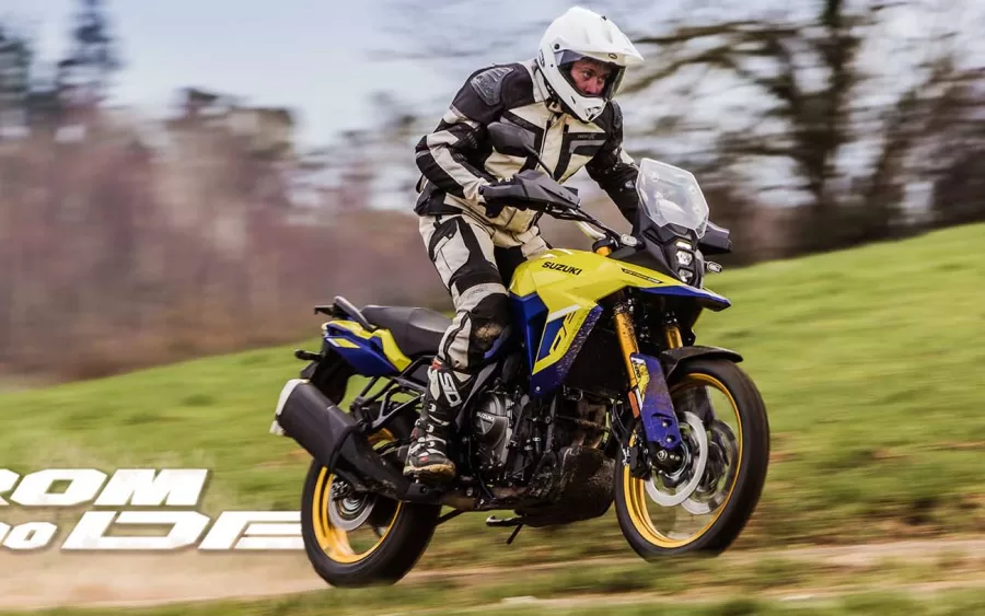 A V-Strom 800DE tem preço de R$ 67.500 e está disponível nas cores amarelo, cinza e preto. O modelo traz diversos recursos eletrônicos, incluindo sistema de freios ABS, controle de tração e modos de pilotagem.