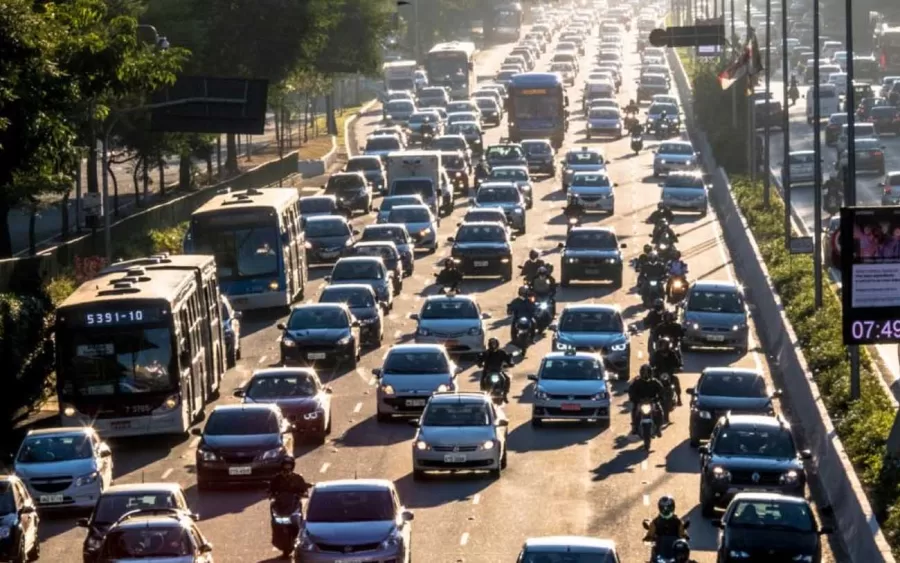 A nova tecnologia de radares Doppler no Brasil detecta veículos acima do limite de velocidade e outras infrações a até 100 metros. O equipamento emite ondas eletromagnéticas contínuas que mudam de frequência.