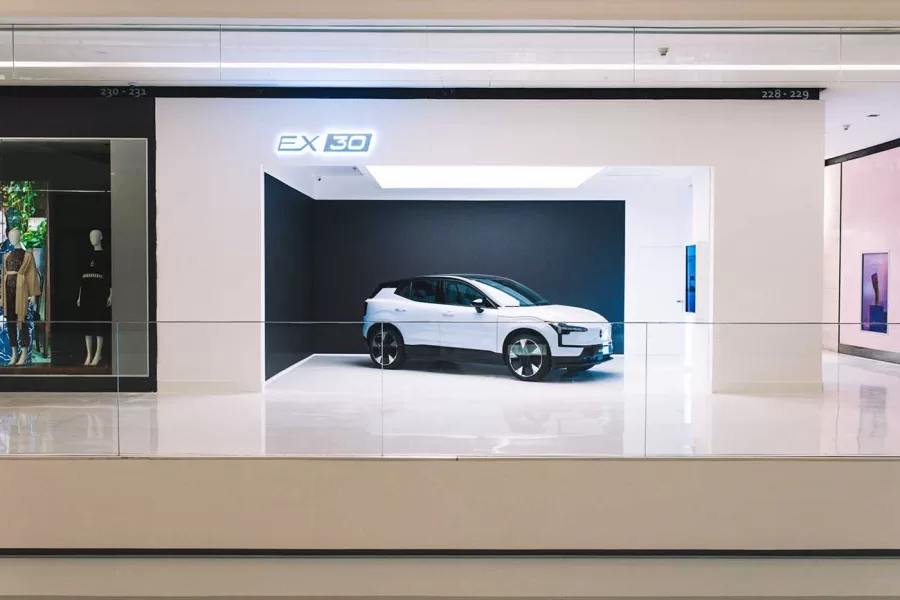Localizado no primeiro andar do shopping, o Studio EX30 permite que os visitantes explorem o interior do veículo, destacando os materiais sustentáveis e a tecnologia de bordo.