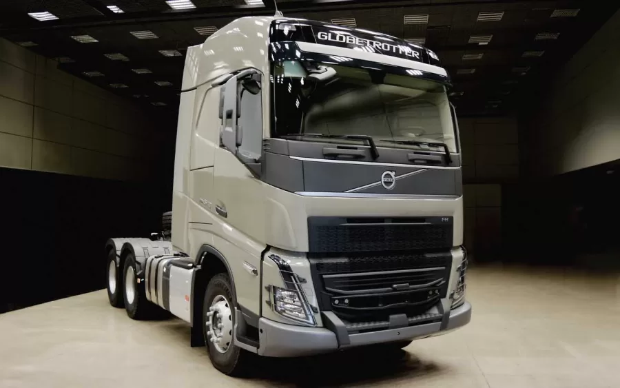 A Volvo apresentou o pacote Cross Country (XC) para o caminhão FH 6×4 na Agrishow 2024, destinado a melhorar a operação em estradas mistas.