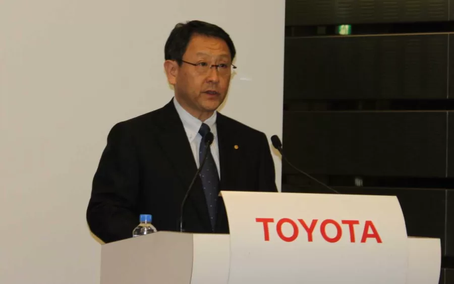 Akio Toyoda foi reeleito presidente da Toyota junto com outros nove membros da diretoria, apesar de recomendações contrárias de consultores devido a preocupações de governança e escândalos de certificação. Sua popularidade entre pequenos investidores e os resultados financeiros da empresa garantiram seu apoio - Foto: Bertel Schmitt / Wikipedia