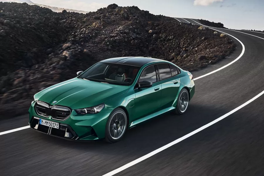 O BMW M5 entra em uma nova fase com sua sétima geração, apresentando um sistema de tração híbrido inédito. A combinação de um motor V8 de 4,4 litros com um motor elétrico oferece potência e eficiência.
