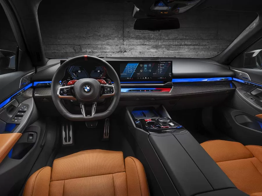 O novo BMW M5 combina conforto e funcionalidade, com um interior luxuoso e características específicas da linha M. A suspensão adaptativa e a direção ativa integral garantem estabilidade e agilidade em qualquer situação.