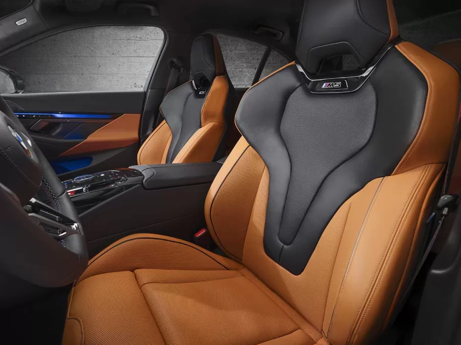 Os bancos multifuncionais M do novo BMW M5 oferecem ampla gama de ajustes elétricos, proporcionando conforto e suporte ideal. Feitos com couro Merino, eles garantem uma experiência de condução premium.