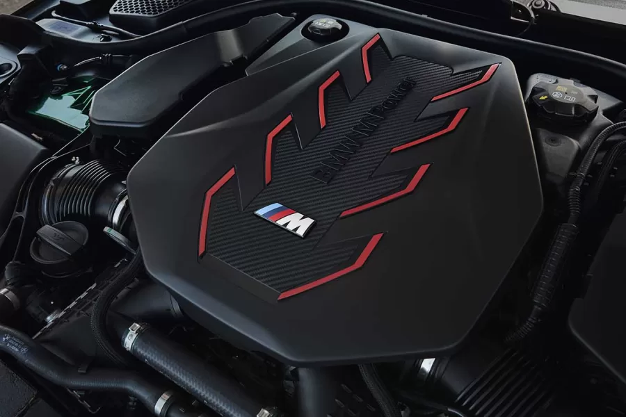 O sistema M HYBRID do novo BMW M5 combina um motor de combustão interna de alta rotação com um motor elétrico. A bateria de alta voltagem proporciona uma autonomia elétrica de até 69 km.
