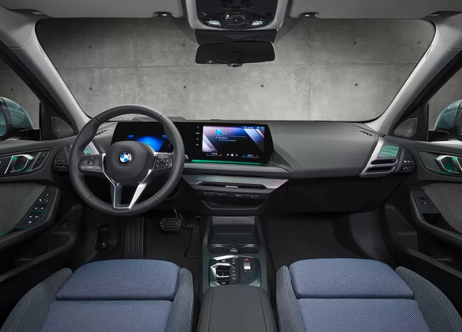O interior do Série 1 é moderno e espaçoso, livre de couro, com assentos confortáveis e opções esportivas. O sistema de exibição digital reduz o número de botões.