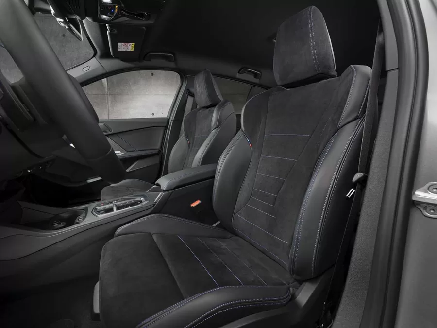O novo BMW Série 1 inclui sistemas avançados de assistência ao motorista, como aviso de colisão frontal e reconhecimento de sinais de trânsito. O assistente de estacionamento é padrão.