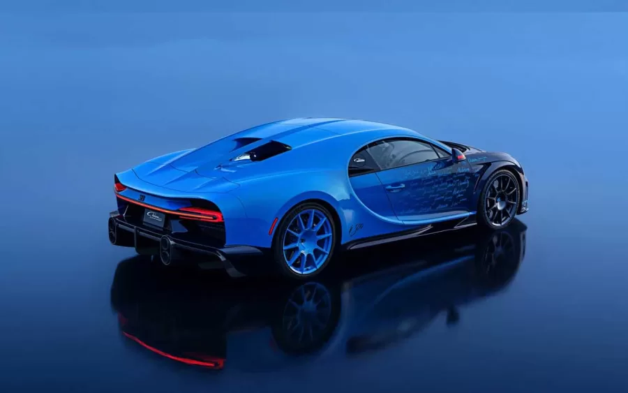 O Chiron L’Ultime possui design especial, baseado no Chiron Super Sport. A pintura em degradê vai do azul escuro French Racing Blue ao azul claro Atlantic Blue.