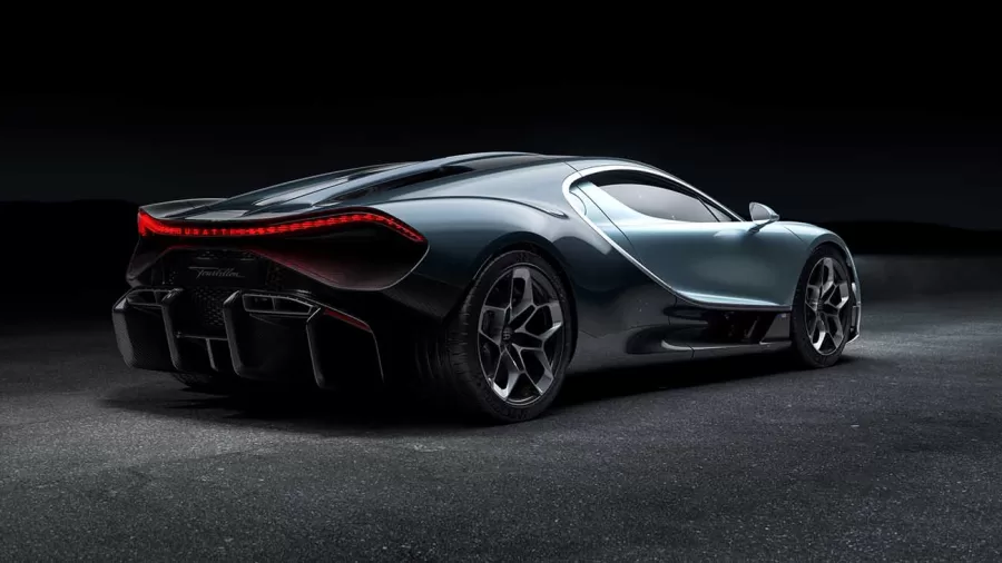 Com um design mais baixo e elementos aerodinâmicos refinados, como um difusor de fibra de carbono, o Bugatti Tourbillon 2026 atinge uma velocidade máxima de 277 mph.