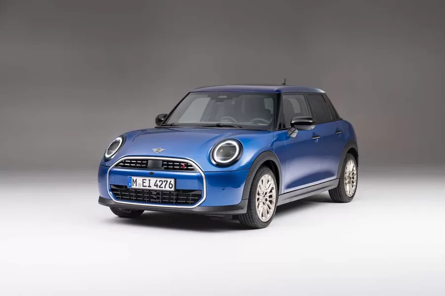 A Mini revelou detalhes do novo Cooper de 4 portas, destacando mudanças visuais e mecânicas. O modelo mais longo ganha uma atualização após o lançamento da versão de duas portas no início do ano.