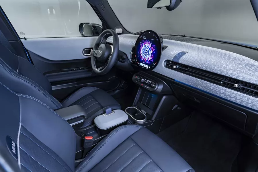 O interior do Mini Cooper 4 portas recebeu um novo volante e uma tela OLED redonda de 9,4 polegadas no centro do painel. O sistema operacional atualizado inclui o Mini Intelligent Personal Assistant.