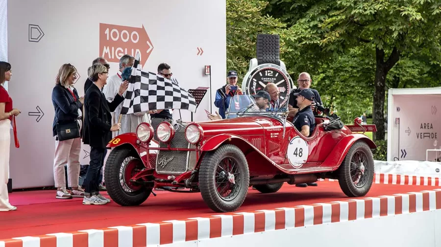 Alfa Romeo traz a história às estradas da 1000 Miglia, encantando fãs de todas as idades com seus modelos clássicos e modernos.