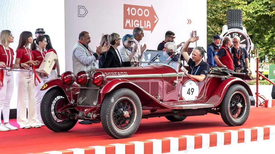 A emoção da 1000 Miglia capturada em cada curva, com a Alfa Romeo liderando a caravana de carros históricos.