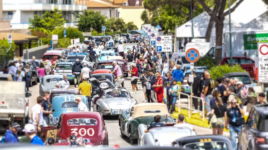 Fãs lotam as ruas para ver de perto a caravana da 1000 Miglia, aplaudindo cada passagem dos clássicos da Alfa Romeo.