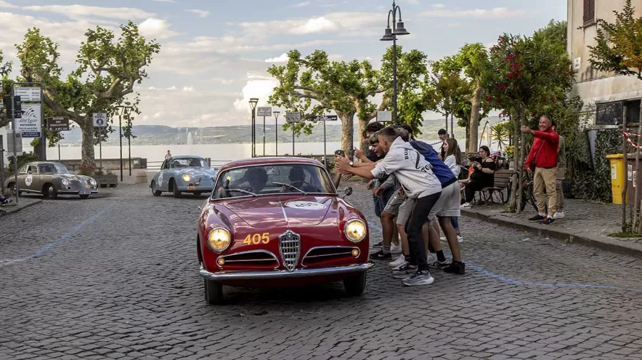 Momentos inesquecíveis na 1000 Miglia, onde tradição e modernidade da Alfa Romeo se encontram nas estradas italianas.
