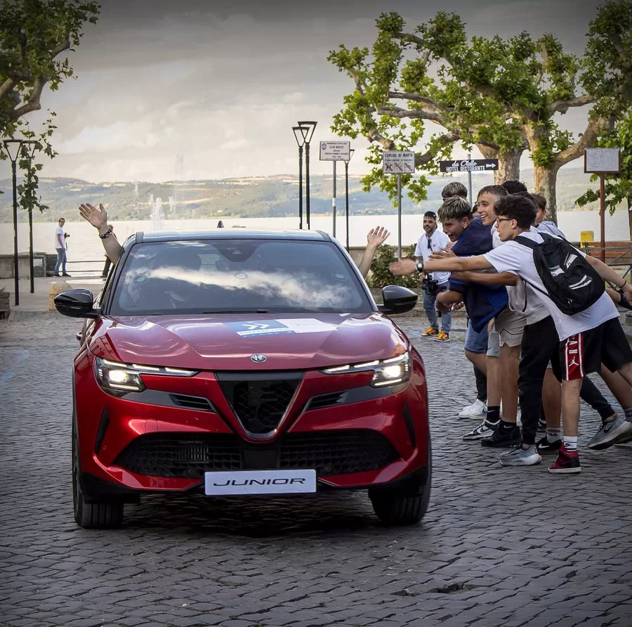 Alfa Romeo celebra sua herança automobilística na 1000 Miglia, trazendo nostalgia e inovação à lendária corrida.