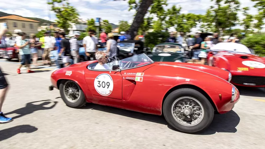 A 1000 Miglia revive a história com a presença marcante dos carros clássicos da Alfa Romeo em cada etapa da corrida.