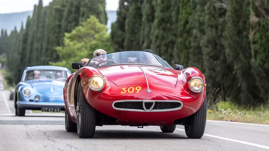 Alfa Romeo na 1000 Miglia: uma jornada histórica que emociona fãs e entusiastas de carros em todo o mundo.