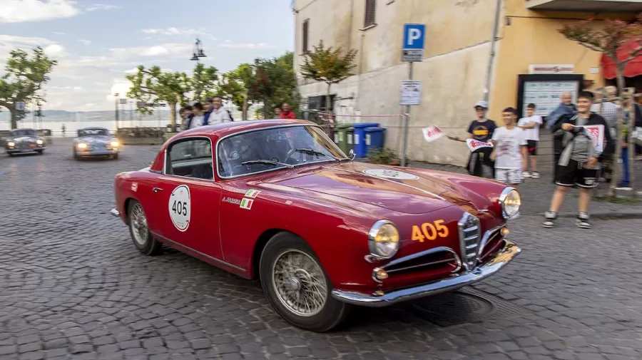 Cada foto captura a essência da 1000 Miglia, com a Alfa Romeo destacando-se em cada trecho da corrida histórica.
