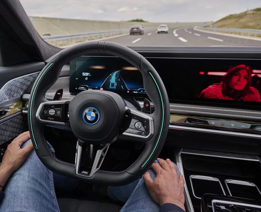 BMW Série 7 combina sistemas de assistência de condução de Nível 2 e Nível 3, marcando um avanço significativo na indústria automotiva.