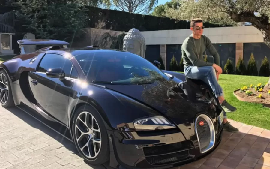 Na Eurocopa 2024, os jogadores desfilam com carros de luxo e esportivos. Cristiano Ronaldo, por exemplo, possui uma impressionante coleção que inclui modelos como Bugatti Chiron e McLaren Senna.