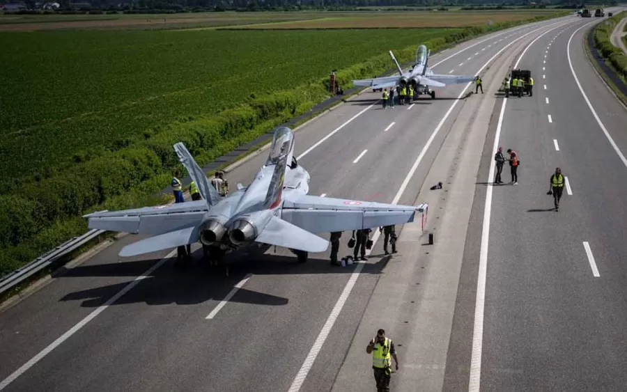 A Força Aérea Suíça realizou um exercício militar na autoestrada no cantão de Vaud, entre Payerne e Avenches, envolvendo a decolagem e aterrissagem de oito caças F/A-18.