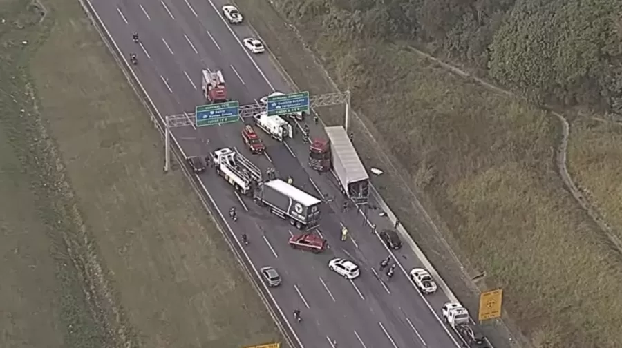 Na manhã de 26 de junho, um grave acidente na rodovia dos Bandeirantes, em São Paulo, envolveu dois caminhões e um carro, resultando na morte de duas pessoas e deixando outras duas feridas. O acidente causou um grande congestionamento na via - Foto: TV Globo/Reprodução