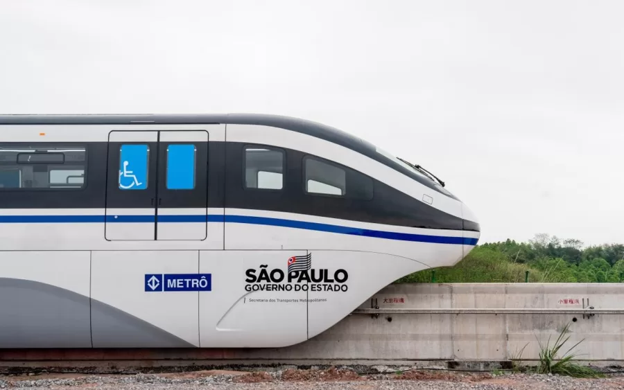 Monotrilhos da BYD chegaram a São Paulo para transformar a mobilidade urbana. A Linha 17-Ouro do Metrô será a primeira a usar esses veículos modernos, com capacidade para 616 passageiros.