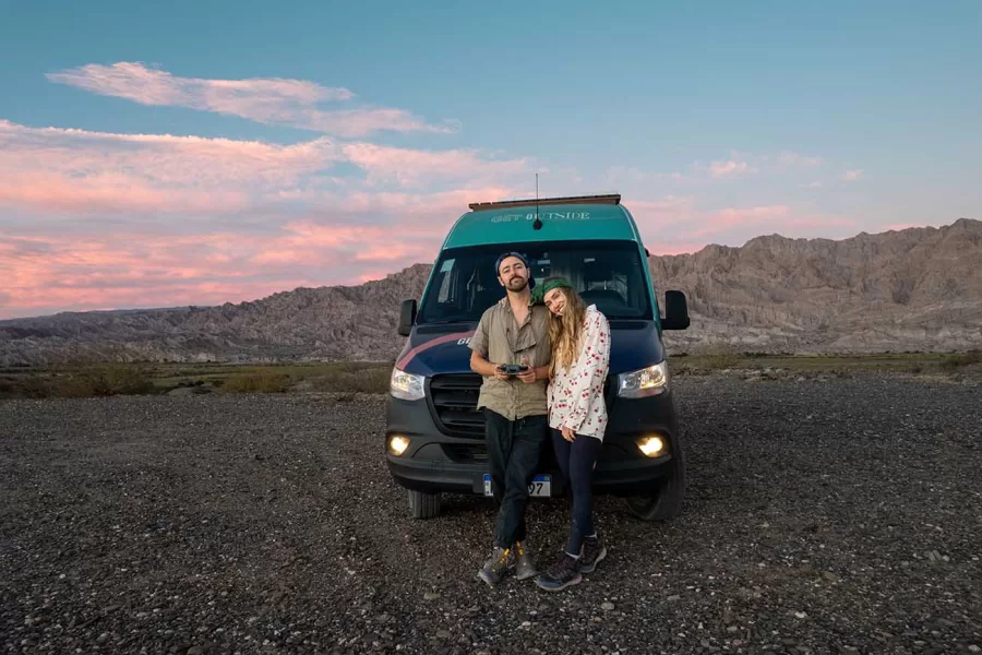 O casal relata que a Sprinter os levou para uma nova vida, permitindo percorrer o Brasil, América do Sul e Alasca. Durante a viagem, vivenciaram diversas paisagens e situações a bordo da Sprinter.