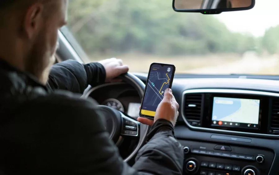 Trabalhadores de aplicativos como Uber e 99 poderão se beneficiar com a nova operadora de celular do Nubank, que usará a infraestrutura da Claro para oferecer serviços competitivos no mercado de telecomunicações.
