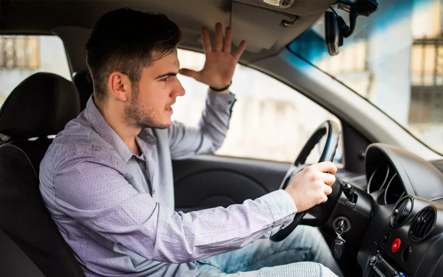 O artigo 165 pune com multa de R$ 2.934,70. Inclui suspensão do direito de dirigir e remoção do veículo.