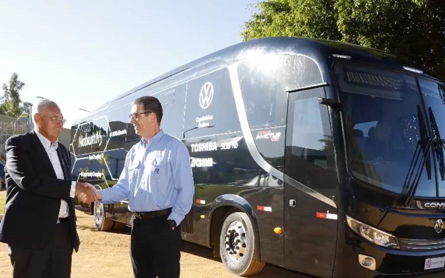 Minas Gerais lançou o primeiro ônibus elétrico com bateria de nióbio. A recarga ultrarrápida e a maior vida útil são destaques. O governador Romeu Zema enfatizou o compromisso com a energia limpa.