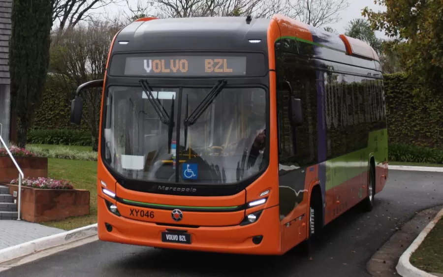 Curitiba iniciou a operação regular do ônibus elétrico Volvo BZL, adquirido pela Viação Redentor. A Volvo tem uma parceria de longa data com a cidade, contribuindo para um transporte mais seguro e eficiente.