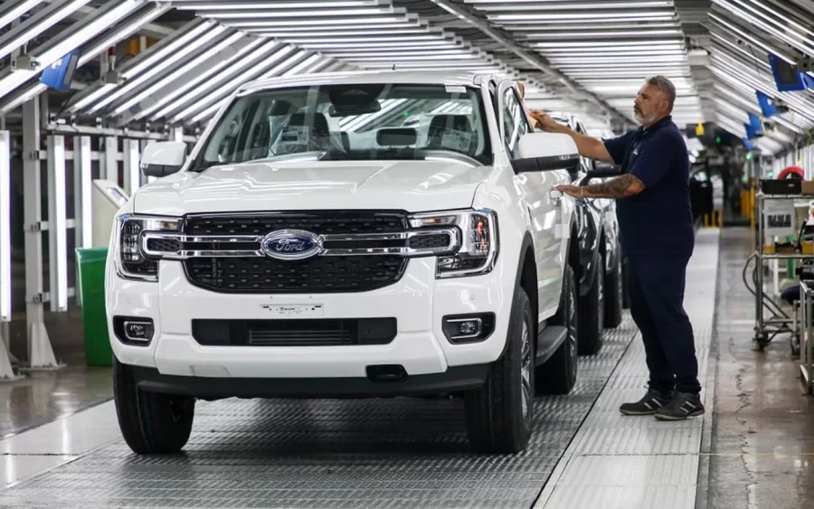 A nova planta digital e conectada da Ford utiliza mais de 2.000 sensores e 50 câmeras para monitorar componentes. O sistema inteligente foi desenvolvido com a participação ativa da engenharia regional.