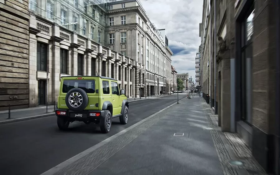 Além da redução de preços, o Jimny Sierra 2025 recebeu novos equipamentos de segurança. Entre as novidades estão as luzes diurnas e o alerta de frenagem de emergência.