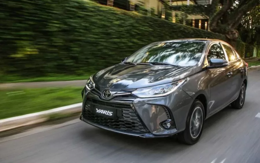 O Toyota Yaris Sedã deixará de ser produzido no Brasil no final de 2024 devido a ajustes estratégicos após um escândalo de fraudes de segurança envolvendo a Daihatsu e a Toyota no Japão.