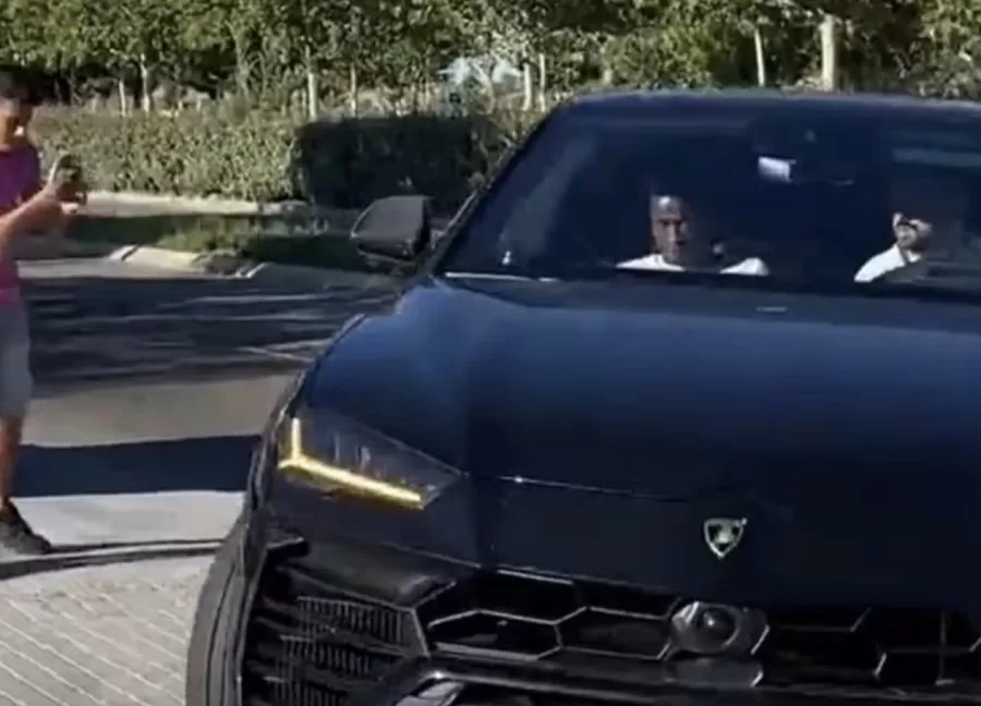 O Lamborghini Urus Performante de Vini Jr. é um SUV esportivo com motor V8 de 4.0 biturbo, oferecendo 666 cv de potência. O veículo acelera de 0 a 100 km/h em 3,3 segundos, com velocidade máxima de 306 km/h.