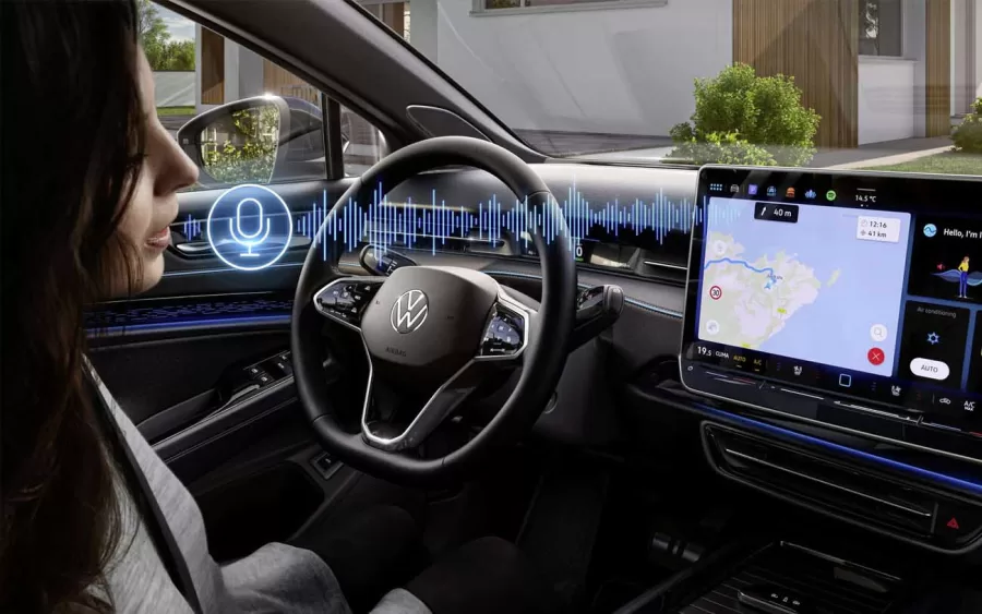 A Volkswagen está definindo um novo padrão para a interação entre motoristas e veículos ao implementar o ChatGPT, um assistente de voz alimentado por IA, em sua linha 2025 nos Estados Unidos. Este avanço tecnológico visa criar uma experiência de condução mais intuitiva e segura, minimizando a necessidade de controles físicos e melhorando a eficácia dos comandos de voz.