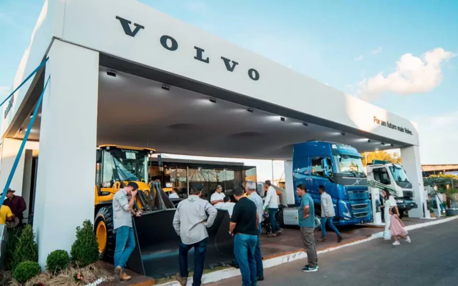 A Volvo estará na Bahia Farm Show 2024, de 11 a 15 de junho em Luís Eduardo Magalhães, Bahia, apresentando caminhões e máquinas para o agronegócio.