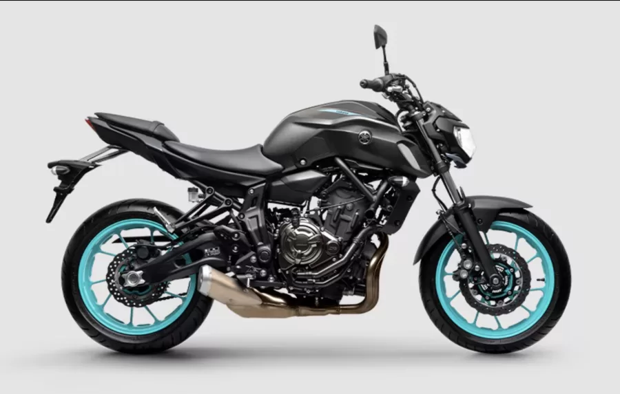 A Yamaha MT 07 modelo 2025 foi lançada no Brasil sem grandes mudanças. A moto mantém o motor de 2 cilindros em linha de 689 cm³, gerando 74,8 cv de potência e alcançando até 230 km/h.