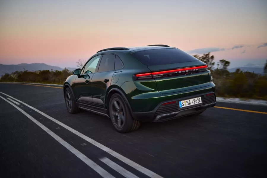 O Macan 4S utiliza um motor traseiro novo e um inversor de pulso de 600 amperes. Combinado com o motor dianteiro, oferece até 516 cv e acelera de 0 a 100 km/h em 4,1 segundos.